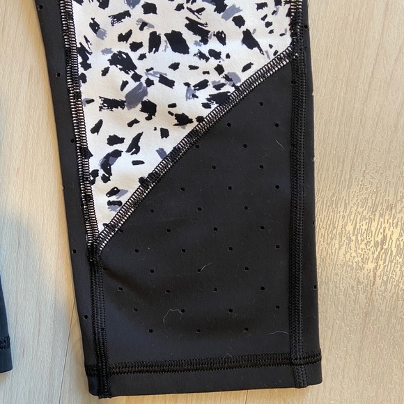 Athleta Black&White Stealth Fit Cropped Leggings - Picture 4 of 7